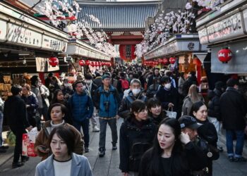 ORANG ramai berkunjung di kawasan beli-belah utama di Kuil Sensoji, destinasi pelancongan popular Asakusa di tengah Tokyo.- AFP