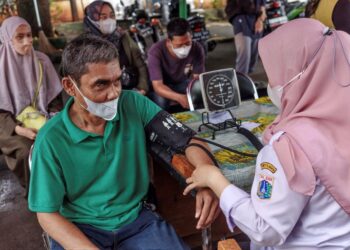 KEMENTERIAN Kesihatan menetapkan 30 slot pemeriksaan kesihatan percuma setiap hari yang memanfaatkan 280 juta rakyat Indonesia.- AFP