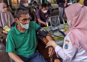 KEMENTERIAN Kesihatan menetapkan 30 slot pemeriksaan kesihatan percuma setiap hari yang memanfaatkan 280 juta rakyat Indonesia.- AFP