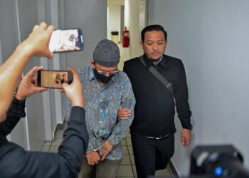 HAMIZAN Amid dihadapkan di Mahkamah Sesyen Kuala Terengganu, hari ini. -UTUSAN/PUQTRA HAIRRY