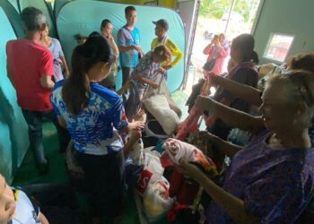 Mangsa banjir di salah sebuah PPS dekat Kuching.