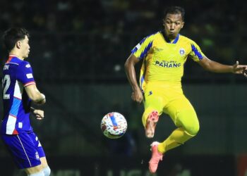 PERTAHANAN Sri Pahang, Adam Nor Azlin menghalang bola daripada dirampas Stuart Wilkin dalam aksi separuh akhir kedua Piala Malaysia, malam ini.-IHSAN SRI PAHANG FC