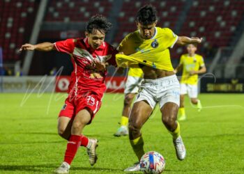 PEMAIN KDN FC cuba menghalang pemain Penang FC, Adip Ra'op (kanan) dalam aksi Liga Super, kelmarin-IHSAN PENANG FC,