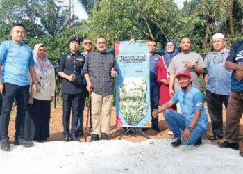 MOHD. Sany Hamzan (lima dari kiri) semasa Program Sejahtera Komuniti Madani (SejaTi Madani): Kebun Komuniti Kampung Batu Lima 
di Kampung Batu Lima, Semenyih, Selangor, baru-baru ini.