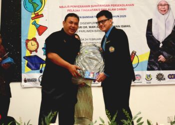 AZMAN Abidin ketika menyampaikan sumbangan persekolahan murid-murid tingkatan 5 hari ini.