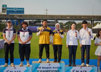 ALANG Ariff Aqil Ghazalli dan Fatin Nurfatehah Salleh (tengah) berjaya membawa pulang pingat emas menerusi acara compound berpasukan campuran pada Piala Asia Peringkat Pertama di Bangkok, Thailand, hari ini. - IHSAN FACEBOOK WORLD ARCHERY