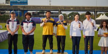 ALANG Ariff Aqil Ghazalli dan Fatin Nurfatehah Salleh (tengah) berjaya membawa pulang pingat emas menerusi acara compound berpasukan campuran pada Piala Asia Peringkat Pertama di Bangkok, Thailand, hari ini. - IHSAN FACEBOOK WORLD ARCHERY