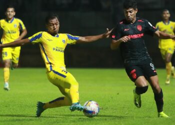 PERTAHAN Sri Pahang, Adam Nor Azlin ketika mengawal pergerakan pemain Terengganu FC dalam pertembungan Liga Super di Stadium Perbandaran Temerloh, malam ini.- IHSAN SRI PAHANG FC