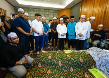 SAARANI Mohamad menziarahi jenazah Allahyarham Ahli Dewan Undangan Negeri (ADUN) Ayer Kuning, Ishsam Shahruddin di kediamannya di Desa Sri Ampang, Ipoh. FOTO/MUHAMAD NAZREEN SYAH MUSTHAFA