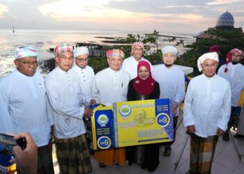 TUANKU Syed Faizuddin Putra Jamalullail melancarkan kadar zakat fitrah Perlis 
pada Majlis Rukyah Hilal Ramadan di Masjid Al-Hussain, Kuala Perlis hari ini.-UTUSAN