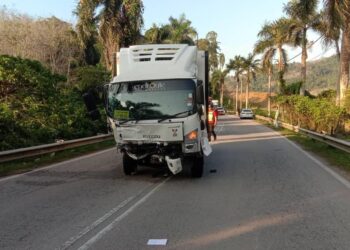 LORI terbabas dan masuk ke laluan bertentangan dipercayai punca kemalangan meragut nyawa dua sekawan di Kilometer 107 Jalan Kota Bharu- Gua Musang berhampiran Kampung Sungai Sam, Kuala Krai, Kelantan. -IHSAN PDRM