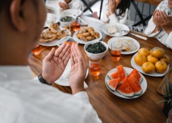 MAKANLAH secara bersederhana semasa berbuka puasa dan sahur di bulan Ramadan.