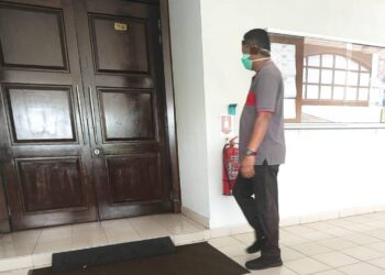 PEMANDU ambulans didakwa di Mahkamah Sesyen di sini hari ini atas pertuduhan melakukan persetubuhan terhadap anak perempuan tirinya berusia 14 tahun, tiga tahun lalu. FOTO : NOR SHAFAWATI YUP.