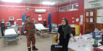 PASUKAN bomba memantau keadaan bangunan Hospital Kota Marudu susulan gempa bumi lemah yang berlaku hari ini-IHSAN BOMBA