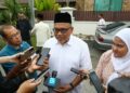 SPEAKER Dewan Undangan Negeri (DUN) Perak, Datuk Mohammad Zahir Abdul Khalid ditemui pemberita semasa menziarah jenazah Allahyarham  Ishsam Shahruddin di Desa Sri Ampang di Ipoh hari ini. - UTUSAN/MUHAMAD NAZREEN SYAH MUSTHAFA