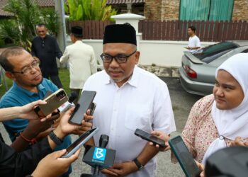 MOHAMMAD Zahir Abdul Khalid sewaktu menziarahi jenazah Allahyarham Ishsam Shahruddin di Desa Sri Ampang di Ipoh semalam. – UTUSAN/MUHAMAD NAZREEN SYAH MUSTHAFA