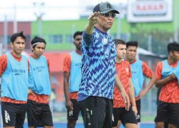 KETUA jurulatih Sri Pahang FC, Fandi Ahmad ketika mengendalikan sesi latihan pasukan Sri Pahang FC.