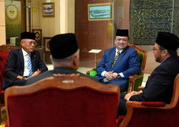 TUANKU Syed Faizuddin Putra Jamalullail, dalam sesi sembah mengadap di Galeri Diraja Arau. -UTUSAN