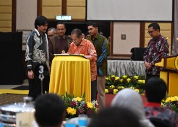 SULTAN Mizan Zainal Abidin (tiga dari kiri) berkenan mencemar duli merasmikan buku 'Permata Negeri Terengganu: Setiu Wetlands' di sebuah hotel di Kuala Terengganu, Terengganu hari ini.