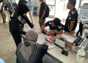 UNIT Inspektorat dan Penguatkuasaan (UIP) LGM bersama KPDN Selangor ketika menyerbu premis di Kapar yang membeli serta menjual sarung tangan getah ‘reject’ tanpa permit LGM.