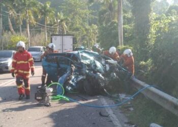 KEADAAN Perodua Axia yang remuk selepas terlibat kemalangan di Kilometer 107 Jalan Kota Bharu-Gua Musang dekat Kampung Sungai Sam, Kuala Krai, Kelantan.-IHSAN BOMBA