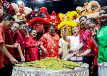 AB. RAUF Yusoh menggaul yee sang pada Rumah Terbuka Tahun Baharu Cina 2025 Peringkat Negeri di pekarangan Malim Food Town, Taman Malim Jaya, Melaka.