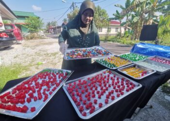 KHADIJAH Harun menjemur  kuih tradisional agar-agar kering yang ditempah pelanggan ketika ditemui di Kampung Bahagia di Teluk Intan, Perak. – UTUSAN/AIN SAFRE BIDIN