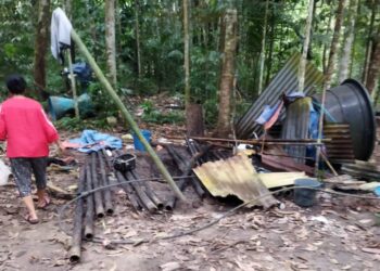 PENDUDUK melihat bilik air dan tempat membasuh dirosakkan oleh gajah  di Kampung Gening, Pos Lenjang, Lipis, Pahang. – IHSAN PENDUDUK POS LENJANG