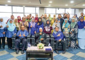 Md. Daud Che' Ngah (duduk tengah) dan Azreen Basir (duduk kiri) bersama para tetamu selepas majlis tandatangan perjanjian kerjasama strategik di Wisma Tani, Putrajaya, semalam. - UTUSAN/FAISOL MUSTAFA