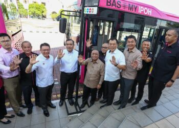 ANTHONY Loke (empat dari kiri) dan Menteri Besar Perak, Datuk Seri Saarani Mohamad (tengah) pada Majlis Pelancaran SBST BAS.MY Ipoh di hari ini. - UTUSAN/MUHAMAD NAZREEN SYAH MUSTHAFA