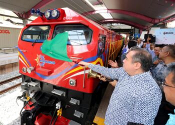 Anthony Loke melepaskan lokomotif G10 yang memulakan operasi membawa gerabak pada pelancaran pengoperasian lokomotif dan gerabak pajakan 'Pay As Use' untuk perkhidmatan kereta api kargo di Stesen Keretapi Tanah Melayu (KTM) Sentul hari ini. -UTUSAN/FAUZI BAHARUDIN