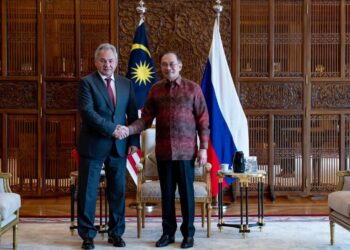 ANWAR Ibrahim berpeluang berkongsi hasil pertemuannya dengan Presiden Russia, Vladimir Putin sewaktu menghadiri Forum Ekonomi Timur pada tahun lalu. - FACEBOOK ANWAR IBRAHIM