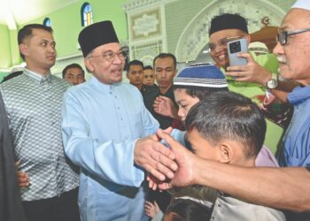 Anwar Ibrahim beramah mesra bersama jemaah selepas menunaikan solat jumaat di Masjid Al-Mardhiyah, Taman Melawati, Ampang, semalam. – UTUSAN/SYAKIR RADIN