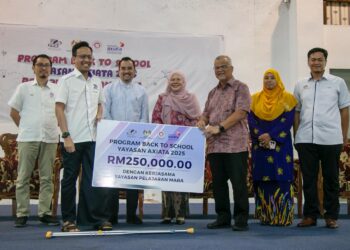 ASYRAF Wajdi Dusuki (tiga dari kiri) menyaksikan penyerahan cek cura daripada Yayasan Axiata kepada Yayasan Pelajaran MARA sebagai simbolik aktviti CSR antara kedua-dua pihak di Gerik, Perak hari ini. - UTUSAN