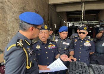 AEDY Fadly Ramli (dua kiri) meneliti tayar-tayar celup yang diproses di sebuah premis di Jalan Meranti Jaya, Taman Industri Meranti Permai, Puchong, Selangor, semalam.