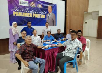 AHMAD MASLAN (tengah) pada program Hari Terbuka Ahli Parlimen Pontian di Dewan Serbaguna MPPn Benut, di Pontian, Johor hari ini.