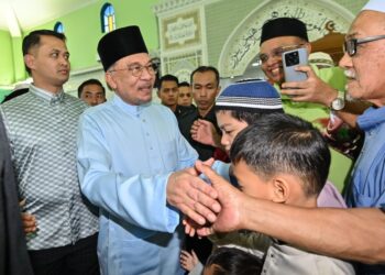 ANWAR Ibrahim beramah mesra bersama jemaah ketika hadir menunaikan solat jumaat di Masjid Al-Mardhiyah, Taman Melawati di sini hari ini. UTUSAN/SYAKIR RADIN