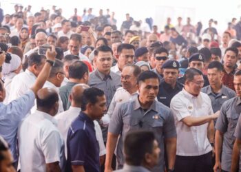 ANWAR Ibrahim bermesra dengan tetamu pada Majlis Pecah Tanah Projek Program Residensi Rakyat Harmoni Madani Bestari Jaya, di Kuala Selangor, Selangor, semalam.-UTUSAN / AFIQ RAZALI