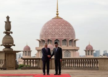 ANWAR Ibrahim bersama Shavkat Mirziyoyev di Bangunan Perdana Putra, Putrajaya.-FACEBOOK ANWAR IBRAHIM