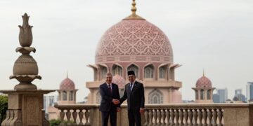 ANWAR Ibrahim bersama Shavkat Mirziyoyev di Bangunan Perdana Putra, Putrajaya.-FACEBOOK ANWAR IBRAHIM