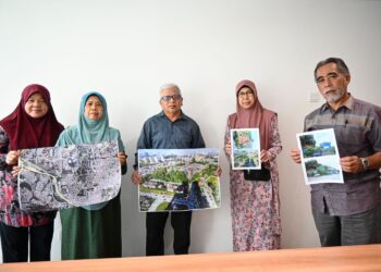 WAKIL Jawatankuasa Persatuan Penduduk ketika menunjukkan gambar mengenai bantahan Projek di Lot 481446 Bandar Tun Razak di Pejabat Media Mulia, Petaling Jaya, semalam, semalam. GAMBAR MUHAMMAD NAIM HELMI HAFIDZI