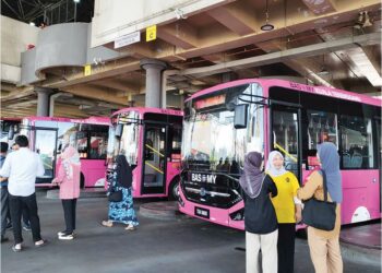 ORANG ramai menunggu Bas.My untuk ke destinasi lain di Terminal Bas Majlis Bandaraya Kuala Terengganu, Terengganu. – UTUSAN/KAMALIZA KAMARUDDIN