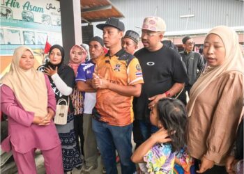 SEBAHAGIAN peniaga berhimpun di RTC Kota Bharu, semalam susulan keputusan membatalkan Pasar Tani Ramadan di pekarangan Stadium Muhammad IV. – UTUSAN/ ROSLIZA MOHAMED