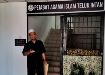 MOHAMAD Lotfi Samsudin hadir memberi penjelasan berkaitan isu tidak membaca khutbah Jumaat terkini di Pejabat Agama Islam Teluk Intan semalam. - UTUSAN/AIN SAFRE BIDIN