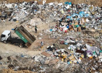 PELBAGAI jenis sisa industri, binaan dan sampah sarap dikesan dibuang dekat kawasan berkeluasan lebih 52 hektar yang dijadikan tapak pelupusan sampah haram dekat Jalan Sungai Buloh-Kuala Selangor berhampiran Bandar Seri Coalfields, Selangor. – UTUSAN/MUHAMAD IQBAL ROSLI