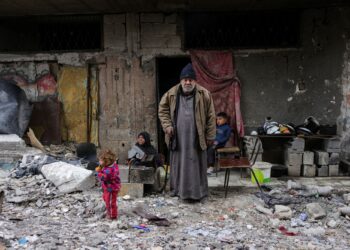 Talal Al-Assali, 64, berdiri di hadapan rumahnya yang musnah akibat serangan tentera Israel di Jabalia, utara Gaza semalam. – AFP