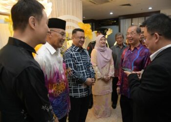 FADHLINA Sidek menyambut Tuanku Syed Faizuddin Putra Jamalullail yang menyempurnakan Majlis Peluncuran Jamalullail Digital In School Perlis (JLiDS) di Kangar, Perlis, semalam. UTUSAN/IZLIZAN OTHMAN