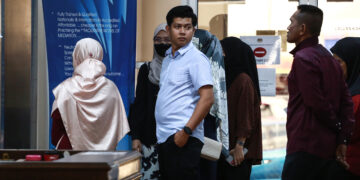 IBU dan bapa Zayn Rayyan, Ismanira Abdul Manaf dan Zaim Ikhwan hadir di Mahkamah Petaling Jaya hari ini, untuk perbicaraan kes pengabaian yang dihadapi ibu bapa kanak-kanak autistik itu. -UTUSAN/AFIQ RAZALI