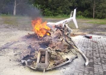 Sebuah helikopter pengangkut jenis Bell 206L-4 Long Ranger terbakar ketika mendarat di Jalan Lama Kuala Lumpur-Bentong di Pahang. -JBPM PAHANG