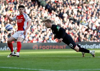 JARROD Bowen menjaringkan gol pembukaan semasa perlawanan bola sepak Liga Perdana Inggeris (EPL) antara Arsenal dan West Ham United di Stadium Emirates, London, hari ini. - AFP